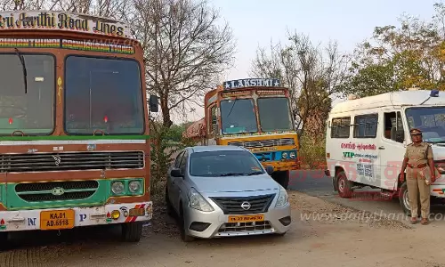 விதிமுறை மீறி இயக்கிய 4 வாகனங்கள் பறிமுதல்