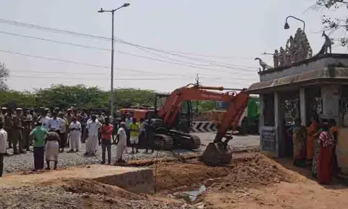 கோவிலை இடிக்கச்சென்ற அதிகாரிகளை தடுத்து நிறுத்திய பொதுமக்கள்