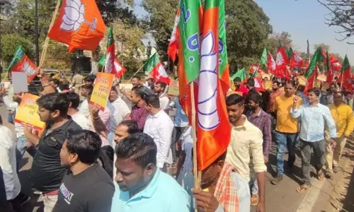 பா.ஜனதா போராட்டத்தின்போது ஒடிசா எதிர்க்கட்சி தலைவர்- பெண் போலீஸ் அதிகாரி மோதல்