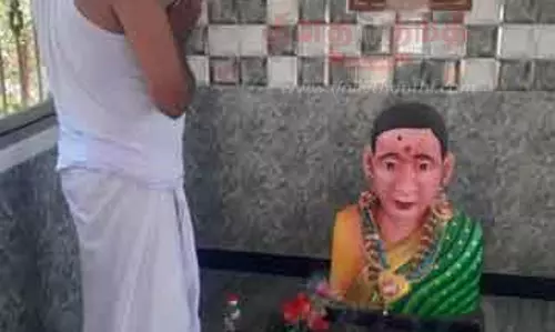 இறந்த மனைவிக்கு சிலை வைத்து வழிபடும் விவசாயி