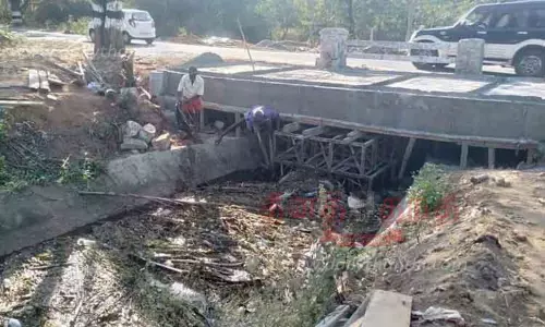 வேட்டைக்காரன்புதூர் கால்வாயில் அடைப்பு