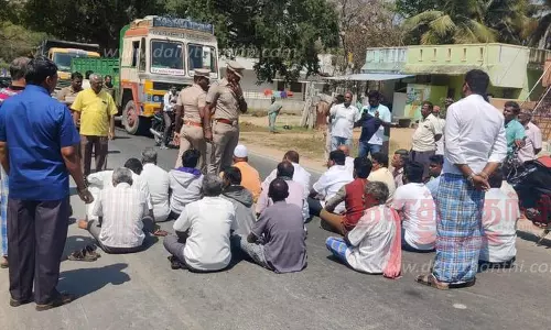 தி.மு.க.-அ.தி.மு.க. இடையே தகராறு; சாலை மறியல்