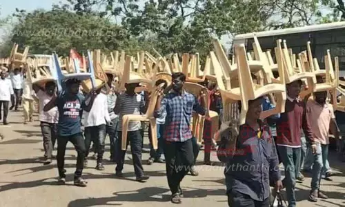 அனல்மின் நிலைய தொழிலாளர்கள் தலையில் நாற்காலியை சுமந்து கொண்டு மாற்று இடத்துக்கு சென்று போராட்டம்