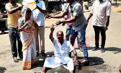 கலெக்டர் அலுவலகம் முன்பு தம்பதி தீக்குளிக்க முயன்றதால் பரபரப்பு கலெக்டர் அலுவலகம் முன்பு தம்பதி தீக்குளிக்க முயன்றதால் பரபரப்பு