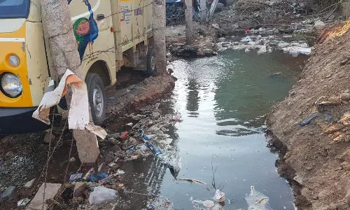 குழாய் உடைப்பால்குடிநீருடன் கழிவுநீர் கலப்பதாக பொதுமக்கள் புகார் குழாய் உடைப்பால்குடிநீருடன் கழிவுநீர் கலப்பதாக பொதுமக்கள் புகார்