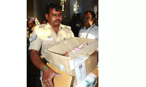 விக்கிரவாண்டி அன்புஜோதி ஆசிரமத்தில் அதிகாரிகள் அதிரடி சோதனைமூட்டை, மூட்டையாக ஆவணங்கள், மாத்திரைகள் பறிமுதல்