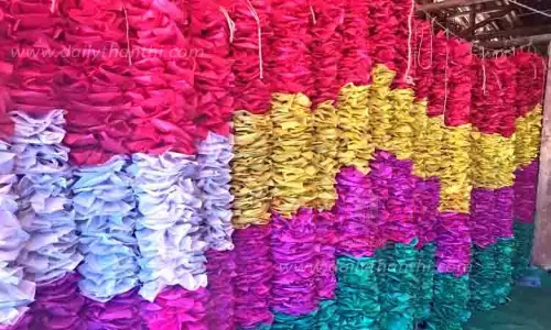 பிரமாண்ட குதிரை சிலைக்கு காகிதப்பூ மாலைகள் கட்டும் பணிகள் தொடக்கம்