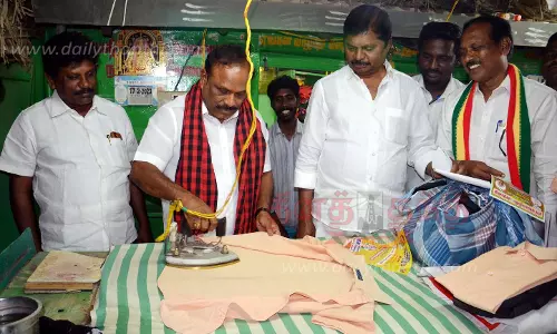 கை சின்னத்துக்கு ஆதரவு கேட்டுஇஸ்திரி போட்டு கொடுத்து வாக்கு சேகரித்த அமைச்சர் சி.வி.கணேசன்