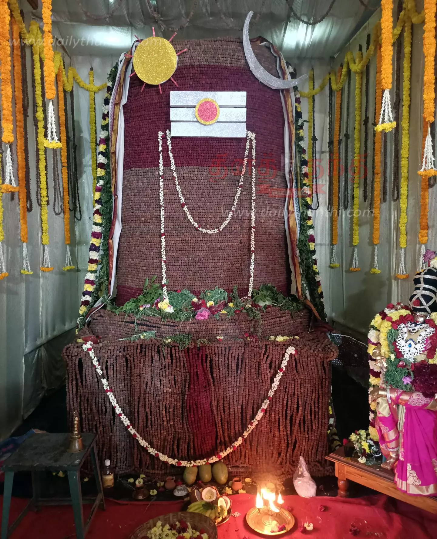 சேலத்தில், மகா சிவராத்திரியையொட்டி 1½ லட்சம் ருத்திராட்சத்தால் 13 அடி சிவலிங்கம்-பக்தர்கள் சாமி தரிசனம் சேலத்தில், மகா சிவராத்திரியையொட்டி 1½ லட்சம் ருத்திராட்சத்தால் 13 அடி சிவலிங்கம்-பக்தர்கள் சாமி தரிசனம்