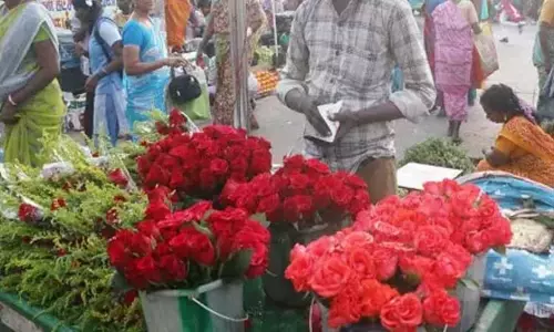 சிவராத்திரியை முன்னிட்டு தோவாளை மலர் சந்தையில் தாமரை பூ விலை கடும் உயர்வு..