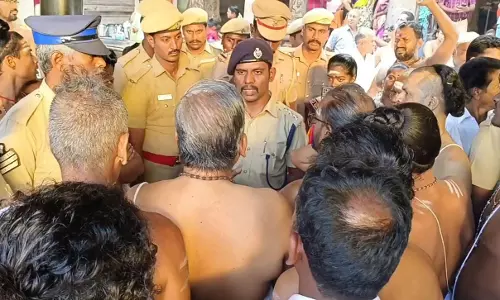 நடராஜர் கோவில் சித்சபையில் ஏறி சாமி தரிசனம் செய்ய பக்தர்களுக்கு அனுமதி மறுப்பு