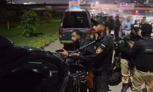 போலீஸ் அலுவலகத்தில் தாக்குதல் : பாகிஸ்தானில் 5 பயங்கரவாதிகள் சுட்டுக்கொலை