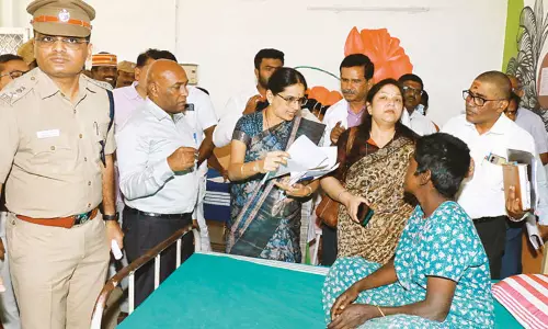 விக்கிரவாண்டி அன்புஜோதி ஆசிரமத்தால் பாதிக்கப்பட்ட பெண்களிடம் தேசிய மகளிர் ஆணைய அதிகாரி விசாரணை விக்கிரவாண்டி அன்புஜோதி ஆசிரமத்தால் பாதிக்கப்பட்ட பெண்களிடம் தேசிய மகளிர் ஆணைய அதிகாரி விசாரணை