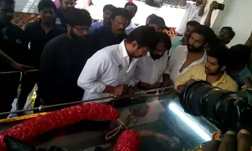 நடிகர் மயில்சாமியின் உடலுக்கு அமைச்சர் உதயநிதி ஸ்டாலின் அஞ்சலி! நடிகர் மயில்சாமியின் உடலுக்கு அமைச்சர் உதயநிதி ஸ்டாலின் அஞ்சலி!