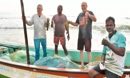 மாமல்லபுரம் மீனவர்களுடன் படகில் சென்று கடலில் மீன்பிடித்து மகிழ்ந்த வெளிநாட்டு பயணிகள்
