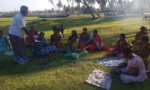 மீன்பிடி தொழிலாளர்கள் பேரணிக்கு ஆதரவு கேட்டு கையெழுத்து இயக்கம்