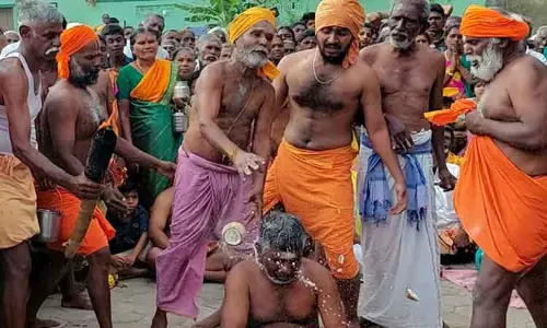 பக்தர்கள் தலையில் தேங்காய் உடைத்து நேர்த்திக்கடன்