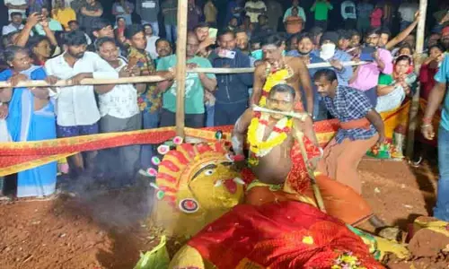 அங்காளபரமேஸ்வரி அம்மன் கோவிலில் மயான கொள்ளை நிகழ்ச்சி