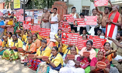 பிச்சை கேட்கும் போராட்டத்தில் குதித்த தூய்மை பணியாளர்கள்