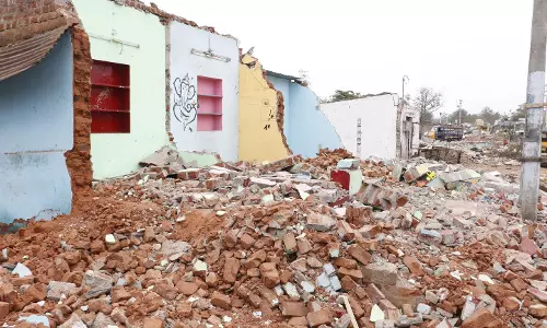 தேனியில் மேம்பாலம் கட்டுவதற்கு ஆக்கிரமிப்புகள் அகற்றம்:அடுக்குமாடி குடியிருப்பு வேண்டாம்; வாழ்வதற்கு மாற்று இடமே தேவை!பொதுமக்கள் வலியுறுத்தல் தேனியில் மேம்பாலம் கட்டுவதற்கு ஆக்கிரமிப்புகள் அகற்றம்:அடுக்குமாடி குடியிருப்பு வேண்டாம்; வாழ்வதற்கு மாற்று இடமே தேவை!பொதுமக்கள் வலியுறுத்தல்