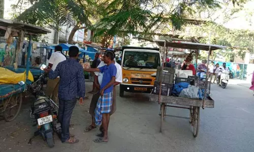 விழுப்புரத்தில் சாலையோர நடைபாதை கடைகள் அகற்றம் நகராட்சி அதிகாரிகள் நடவடிக்கை