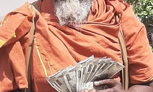 யாசகம் பெற்ற ரூ.10 ஆயிரத்தைமுதல்-அமைச்சரின் பொது நிவாரண நிதிக்கு வழங்கிய முதியவர்