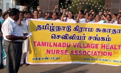 காலிபணியிடங்களை நிரப்ப வலியுறுத்தி நர்சுகள் ஆர்ப்பாட்டம்