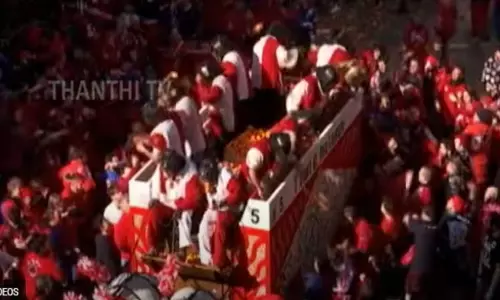 இத்தாலியில் ஆரஞ்சு பழத்தை கொண்டு ஒருவரையொருவர் தாக்கி கொண்ட மக்கள்...