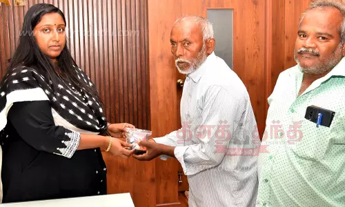 குறைதீர்க்கும் கூட்டத்தில் மனு அளித்த2 மாற்றுத்திறனாளிகளுக்கு உடனடியாக காதொலி கருவிகள்