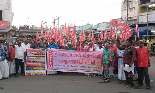 விசைத்தறி தொழிலாளர்கள் போராட்டம்