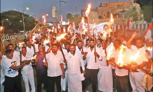 ஐ.ஐ.டி.களில் தொடரும் தற்கொலைகள்: கையில் தீ பந்தங்களுடன் கண்டன ஆர்ப்பாட்டம் ஐ.ஐ.டி.களில் தொடரும் தற்கொலைகள்: கையில் தீ பந்தங்களுடன் கண்டன ஆர்ப்பாட்டம்