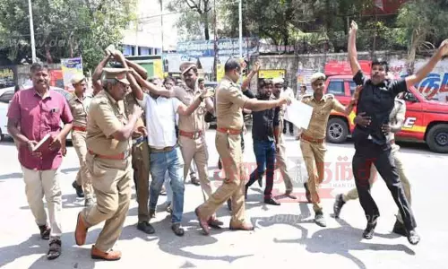 சீமான் உருவபொம்மை எரிப்பு; 18 பேர் கைது