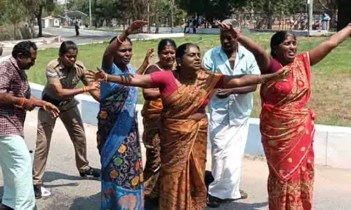 கலெக்டர் அலுவலகத்தில் குடும்பத்துடன் விவசாயி தீக்குளிக்க முயற்சி கலெக்டர் அலுவலகத்தில் குடும்பத்துடன் விவசாயி தீக்குளிக்க முயற்சி