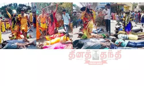 சேலத்தில் மயான கொள்ளை நிகழ்ச்சிஆடு, கோழிகளை கடித்தபடி பக்தர்கள் ஆக்ரோஷத்துடன் ஊர்வலம்சுடுகாடுகளில் பொதுமக்கள் வழிபாடு