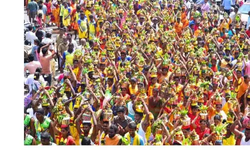 வட பத்திரகாளியம்மன் கோவில் கும்பாபிஷேகத்தை முன்னிட்டுபக்தர்கள் தீர்த்தக்குட ஊர்வலம்