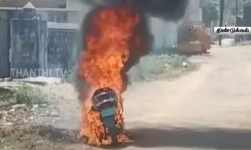திண்டுக்கல் நந்தனம் சாலையில் எலக்ட்ரிக் ஸ்கூட்டர் தீப்பற்றி எரிந்ததால் பரபரப்பு