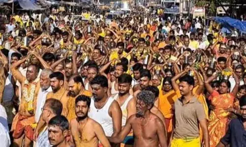 கரந்தமலையில் இருந்து தீர்த்தகுடம் எடுத்துபக்தர்கள் ஊர்வலம் கரந்தமலையில் இருந்து தீர்த்தகுடம் எடுத்துபக்தர்கள் ஊர்வலம்