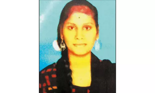 ரெயிலில் இருந்து தவறி ஆற்றில் விழுந்த கல்லூரி மாணவி சாவு