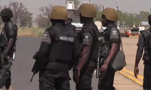 நைஜீரியாவில் போலீஸ் நிலையங்கள் மீது கிளர்ச்சியாளர்கள் தாக்குதல் - 8 போலீஸ் அதிகாரிகள் பலி