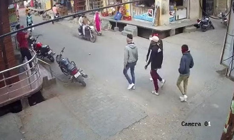 உ.பி.: நகை கடையில் துப்பாக்கியுடன் நுழைந்த கொள்ளை கும்பல்; பரபரப்பு வீடியோ