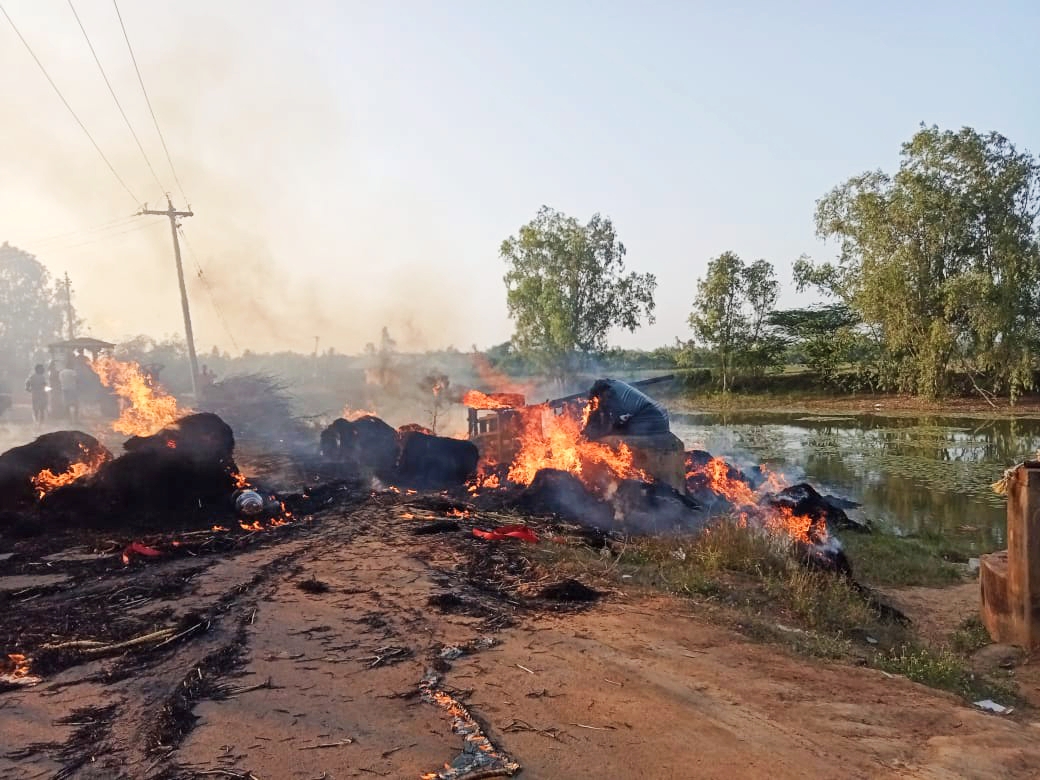 Hay bales are destroyed by fire வைக்கோல் கட்டுகள் தீயில் எரிந்து நாசம்