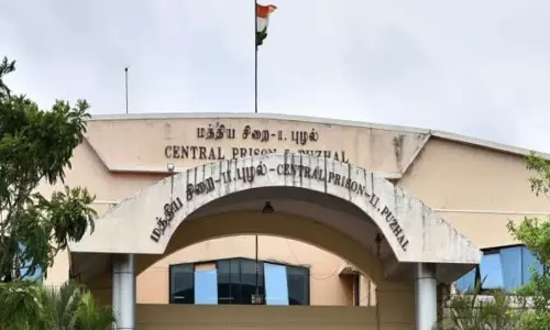 சிறை அலுவலரை தாக்கிய பெண் கைதிகள் மீது வழக்கு - 4 பேர் வெவ்வேறு சிறைக்கு மாற்றம்