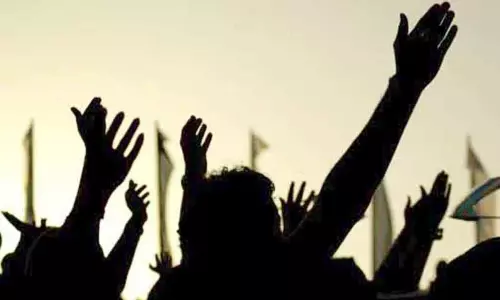 உடல் நலக்குறைவால் தொழிலாளி சாவு - சுடுகாட்டு வசதி ஏற்படுத்தி தருமாறு அதிகாரிகளுடன் பொதுமக்கள் வாக்குவாதம்