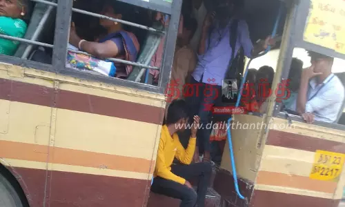 அரசு பஸ்சில் கல்லூரி மாணவர்கள் ரகளை நடு வழியில் பஸ்சை டிரைவர் நிறுத்தியதால் பரபரப்பு அரசு பஸ்சில் கல்லூரி மாணவர்கள் ரகளை நடு வழியில் பஸ்சை டிரைவர் நிறுத்தியதால் பரபரப்பு