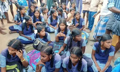 பஸ் கண்டக்டரை கண்டித்து பள்ளி மாணவிகள் சாலை மறியல் பஸ் கண்டக்டரை கண்டித்து பள்ளி மாணவிகள் சாலை மறியல்