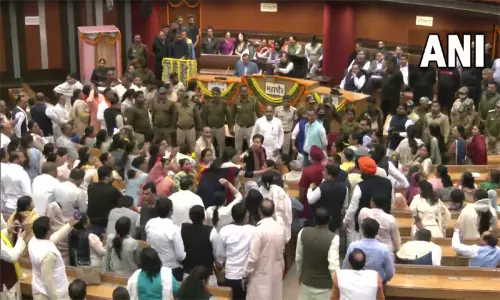 டெல்லி மாநகராட்சி கூட்டம்: ஆம் ஆத்மி, பா.ஜனதா இடையே மோதல் - தண்ணீர் பாட்டில் வீச்சு