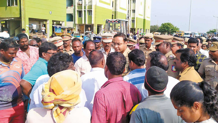 பட்டினப்பாக்கம் லூப் சாலையில் உள்ள மீன் கடைகளை அகற்ற எதிர்ப்பு - மீனவர்கள் சாலை மறியலால் போக்குவரத்து பாதிப்பு