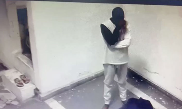 சுகேஷ் சந்திரசேகர சிறை அறையில் ஆடம்பர பொருட்கள்; கதறி அழுதார்