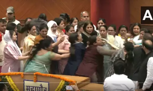 டெல்லி மாநகராட்சி கூட்டத்தில் அமளி; ஆம் ஆத்மி, பா.ஜ.க. பெண் கவுன்சிலர்கள் கடும் மோதல்