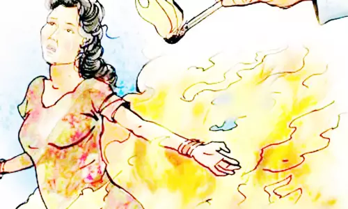 கேகே நகரில்  பெண் தீக்குளித்து தற்கொலை முயற்சி காப்பாற்ற சென்ற கணவரும் தீயில் கருகி படுகாயம்